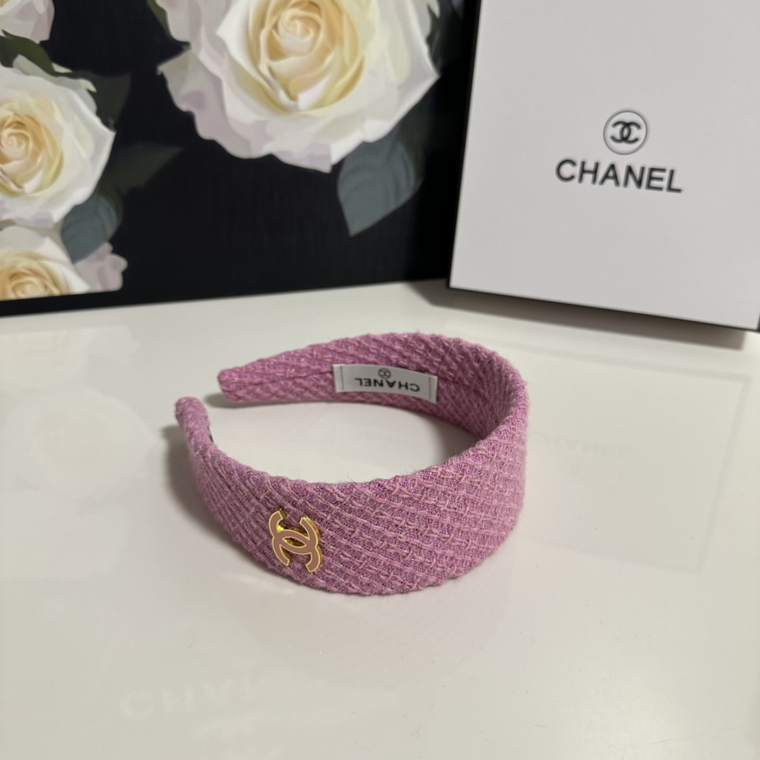  配专柜包装
Chanel（香奈儿）最新发箍
小仙女快入手
特殊材质 不嘞头
可盐可甜～