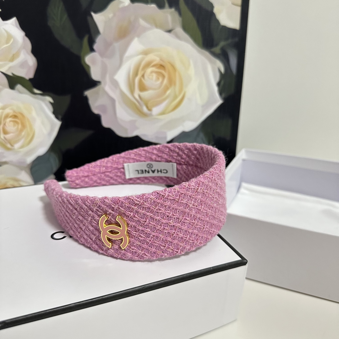  配专柜包装
Chanel（香奈儿）最新发箍
小仙女快入手
特殊材质 不嘞头
可盐可甜～