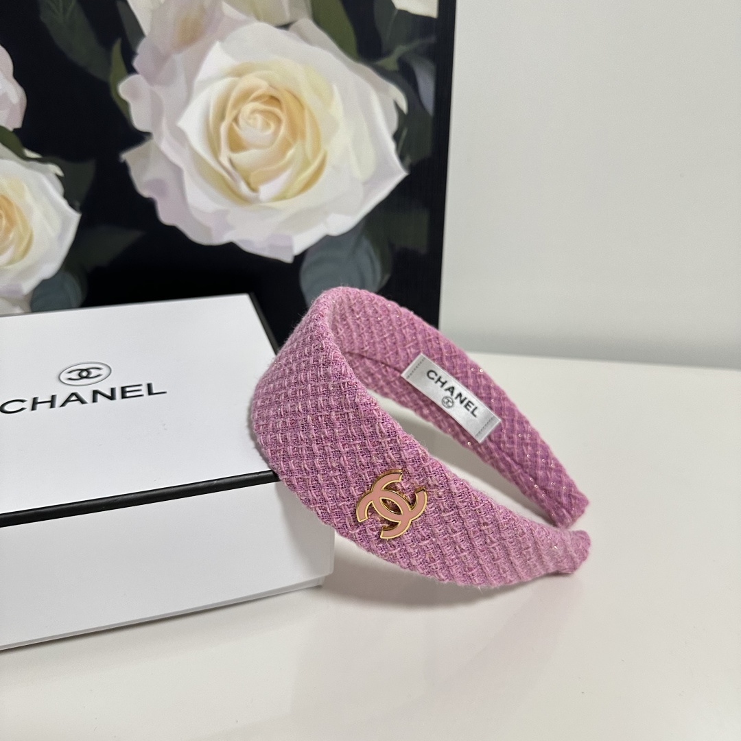  配专柜包装
Chanel（香奈儿）最新发箍
小仙女快入手
特殊材质 不嘞头
可盐可甜～