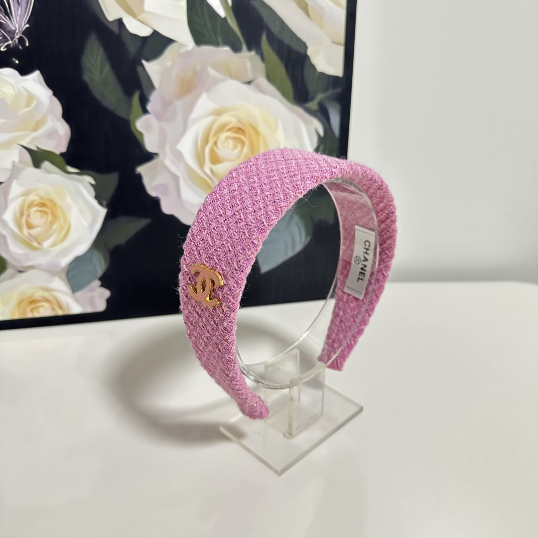  配专柜包装
Chanel（香奈儿）最新发箍
小仙女快入手
特殊材质 不嘞头
可盐可甜～