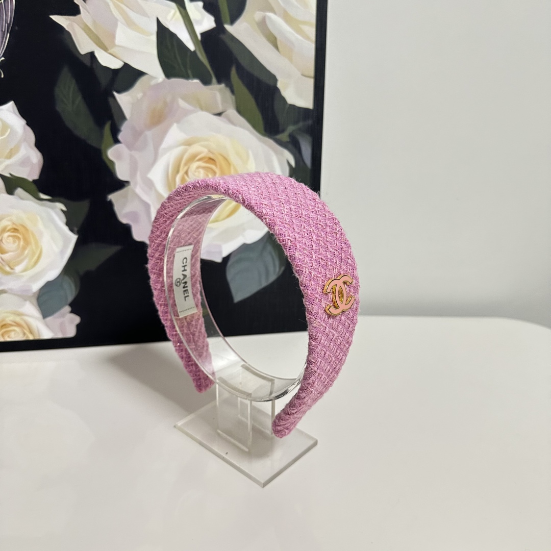  配专柜包装
Chanel（香奈儿）最新发箍
小仙女快入手
特殊材质 不嘞头
可盐可甜～
