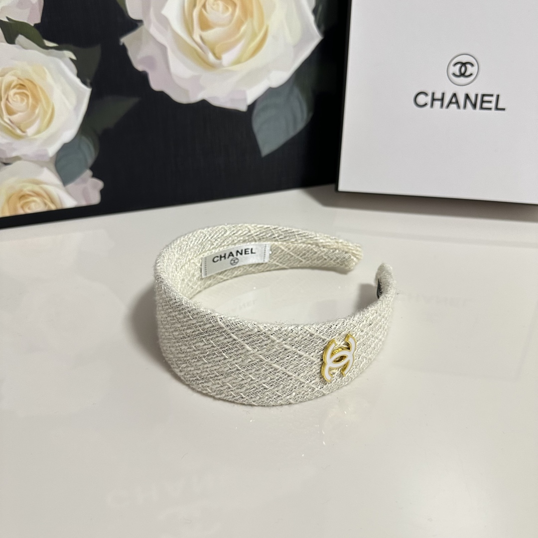  配专柜包装
Chanel（香奈儿）最新发箍
小仙女快入手
特殊材质 不嘞头
可盐可甜～