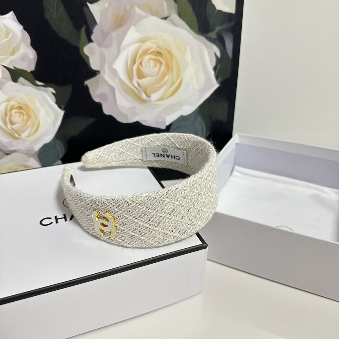  配专柜包装
Chanel（香奈儿）最新发箍
小仙女快入手
特殊材质 不嘞头
可盐可甜～