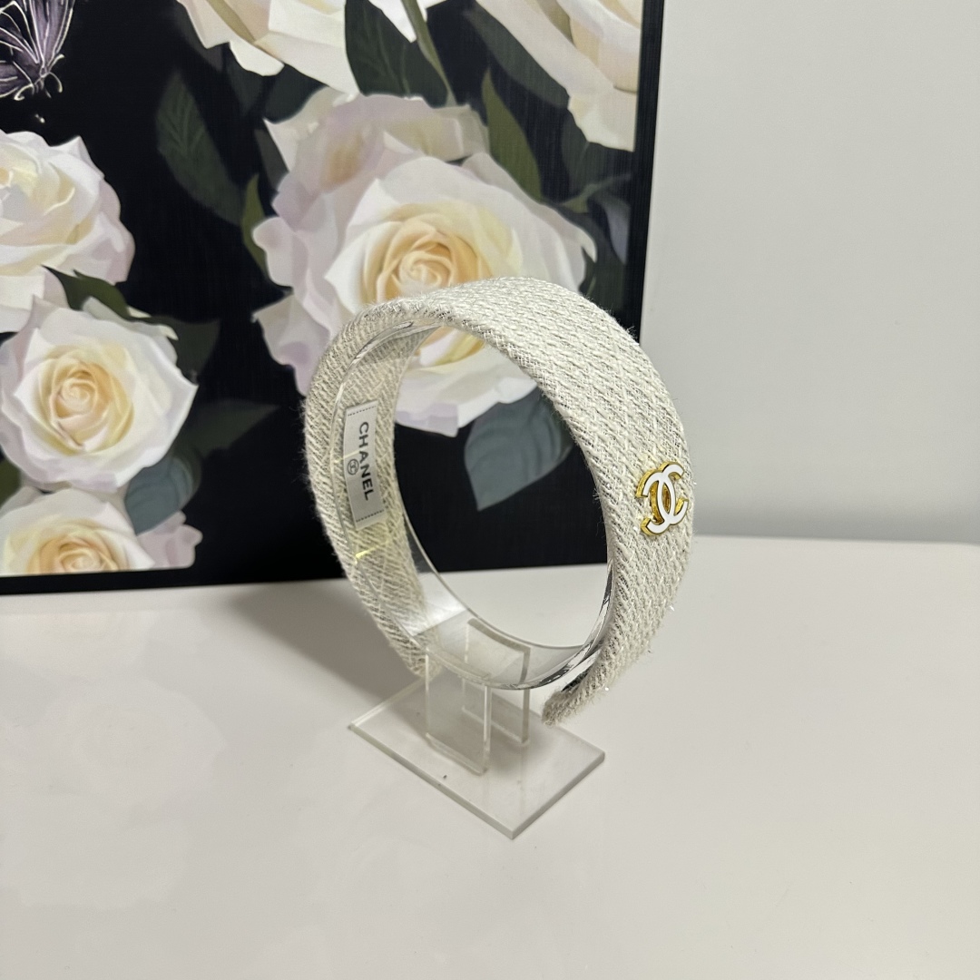  配专柜包装
Chanel（香奈儿）最新发箍
小仙女快入手
特殊材质 不嘞头
可盐可甜～