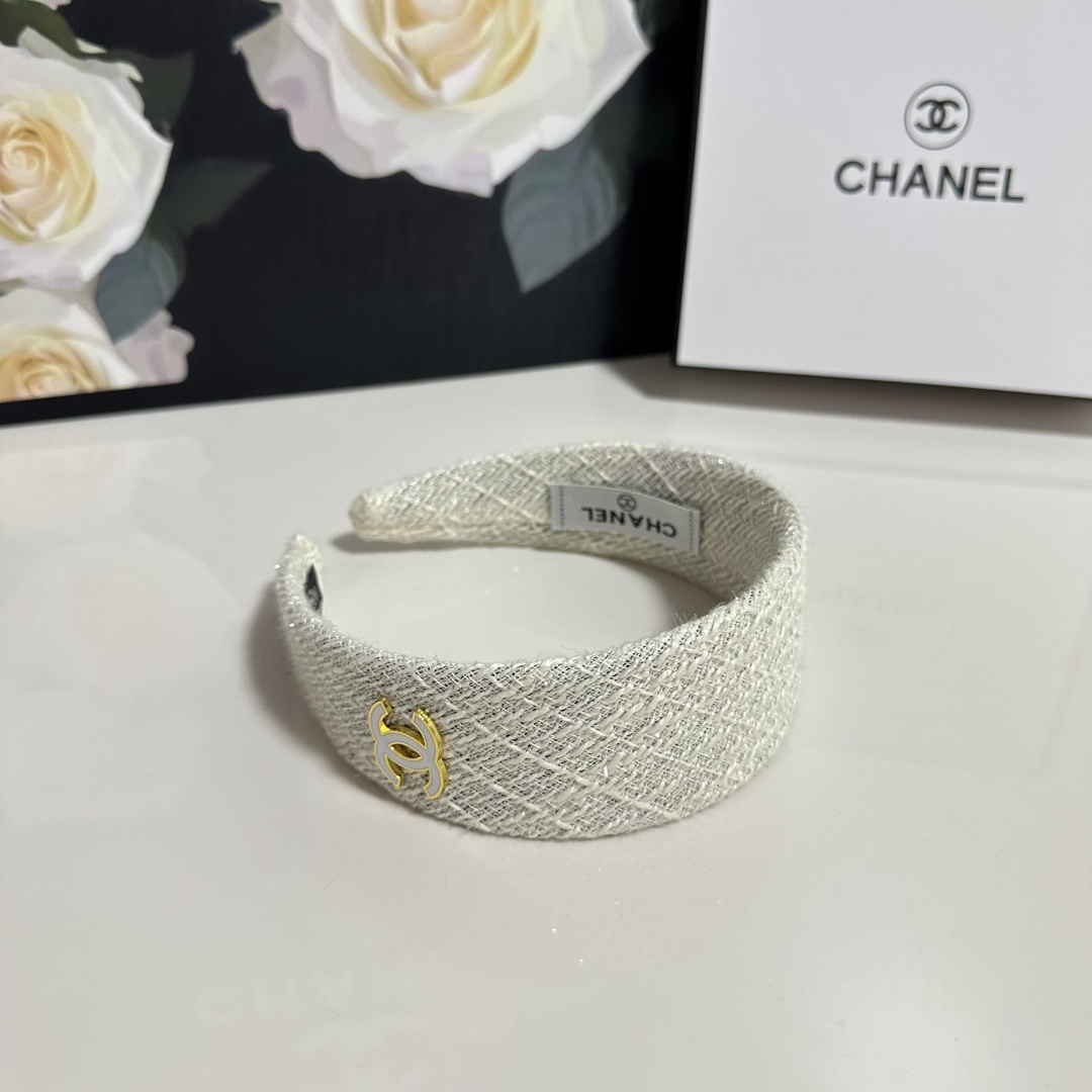  配专柜包装
Chanel（香奈儿）最新发箍
小仙女快入手
特殊材质 不嘞头
可盐可甜～