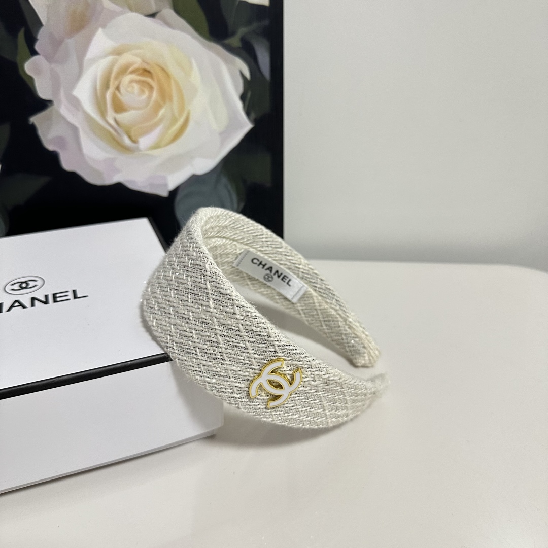  配专柜包装
Chanel（香奈儿）最新发箍
小仙女快入手
特殊材质 不嘞头
可盐可甜～