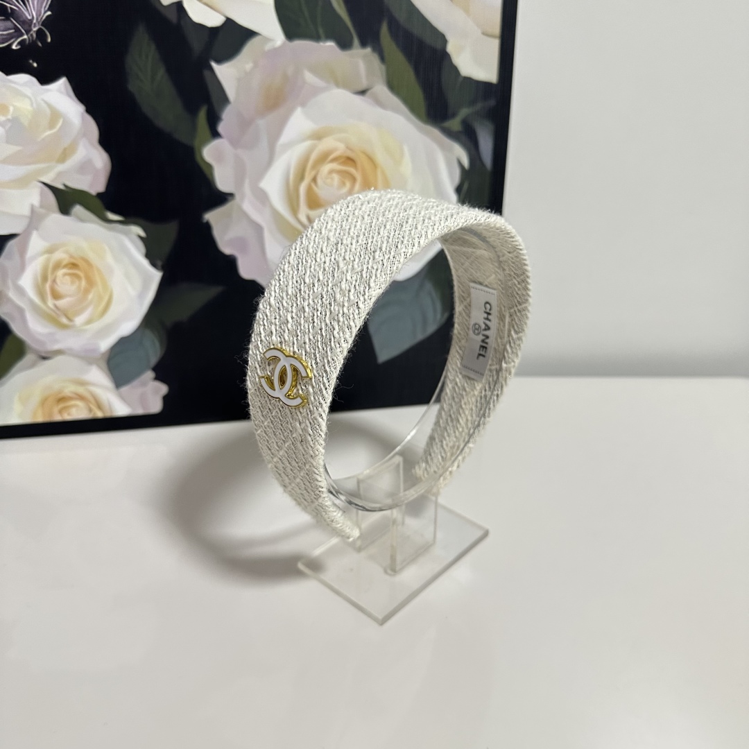  配专柜包装
Chanel（香奈儿）最新发箍
小仙女快入手
特殊材质 不嘞头
可盐可甜～