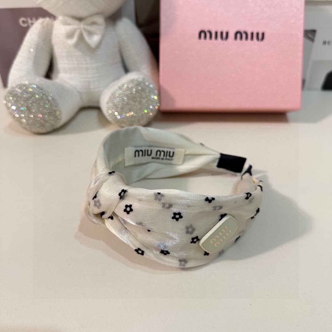  配专柜包装
MiuMiu（缪缪）最新发箍
小仙女快入手
特殊材质 不嘞头
可盐可甜～