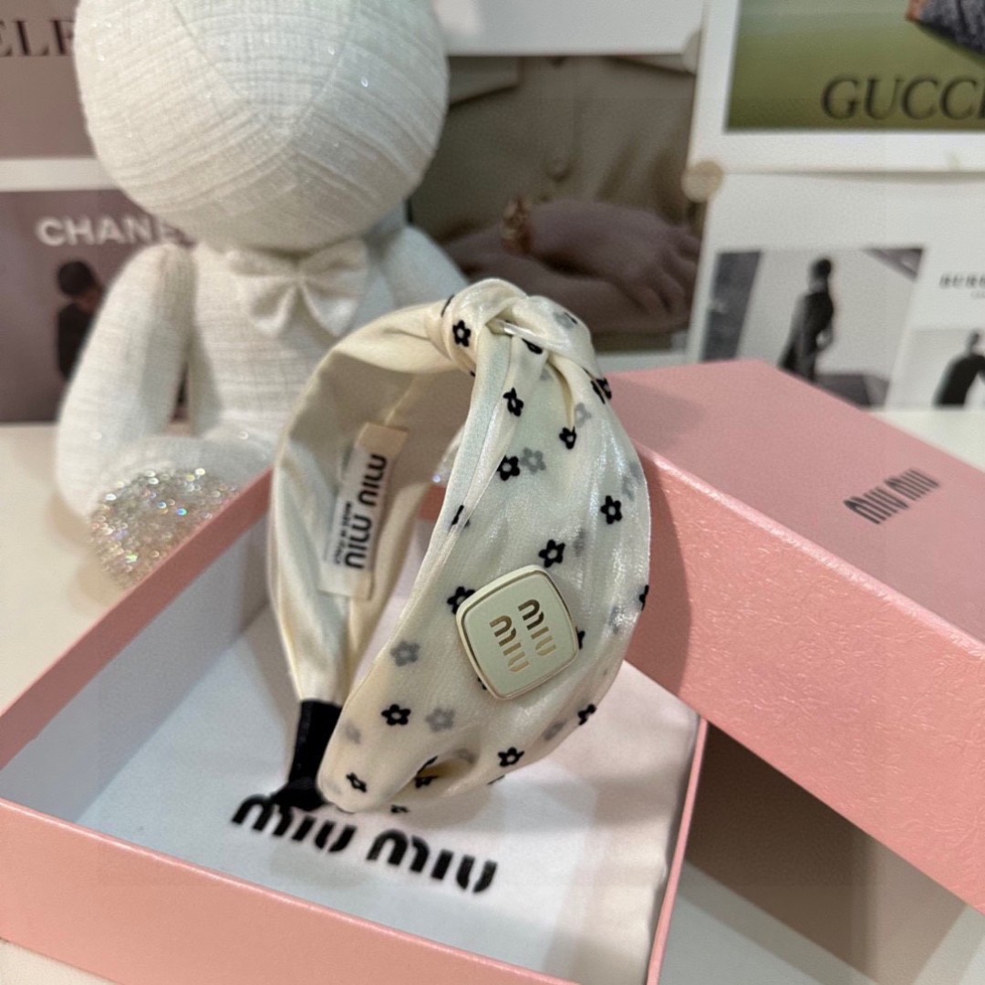  配专柜包装
MiuMiu（缪缪）最新发箍
小仙女快入手
特殊材质 不嘞头
可盐可甜～