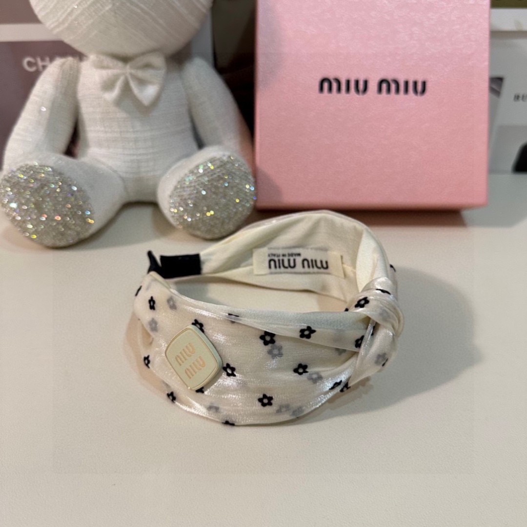  配专柜包装
MiuMiu（缪缪）最新发箍
小仙女快入手
特殊材质 不嘞头
可盐可甜～