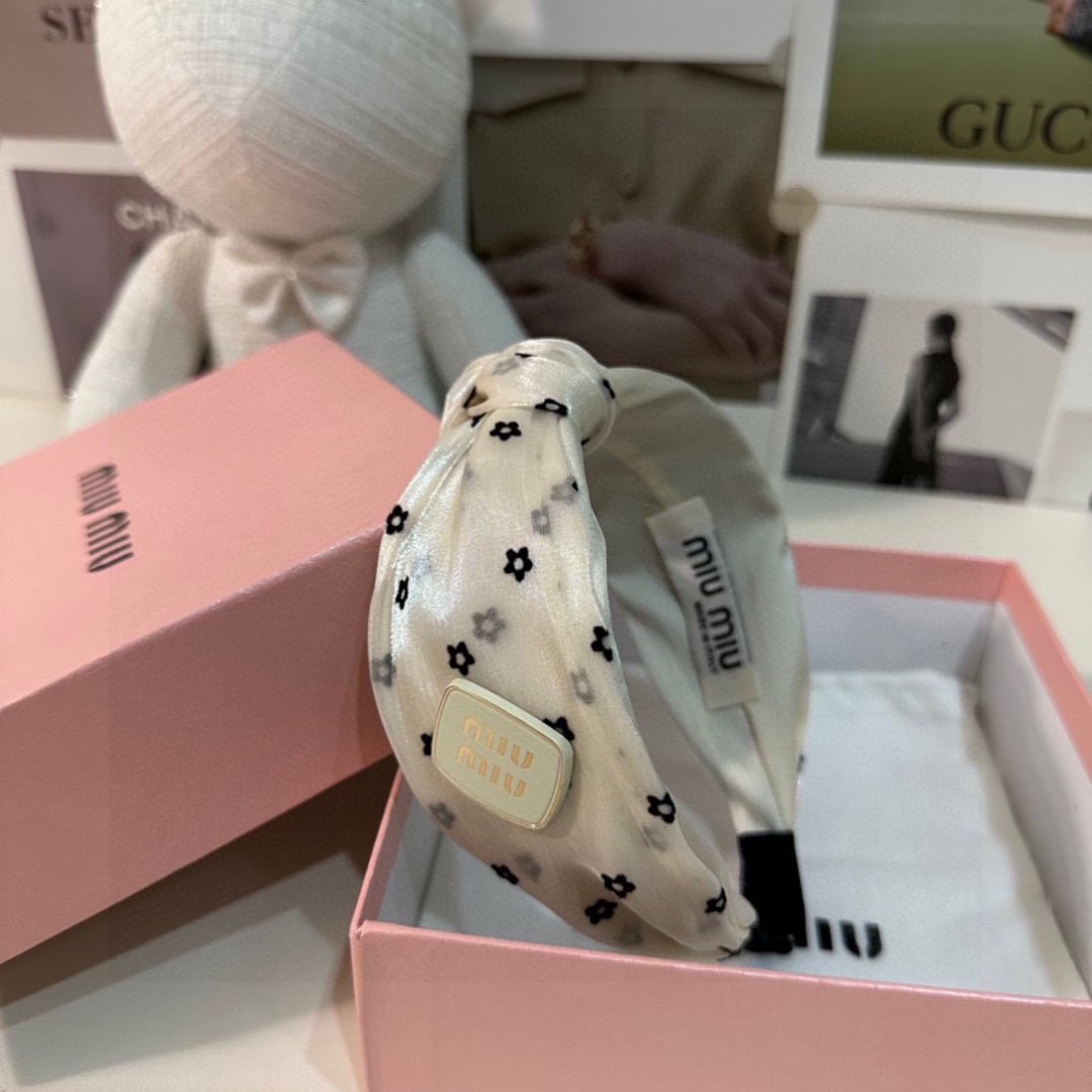  配专柜包装
MiuMiu（缪缪）最新发箍
小仙女快入手
特殊材质 不嘞头
可盐可甜～