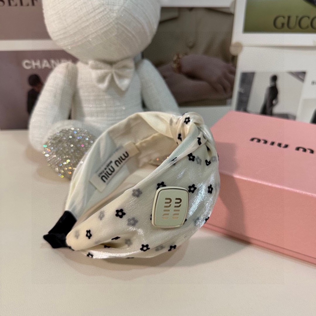  配专柜包装
MiuMiu（缪缪）最新发箍
小仙女快入手
特殊材质 不嘞头
可盐可甜～