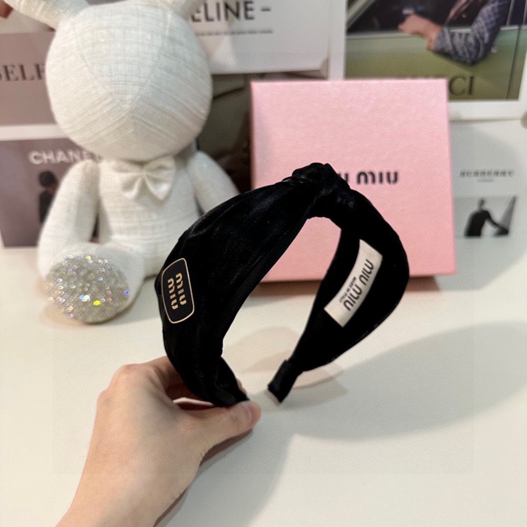 配专柜包装
MiuMiu（缪缪）最新发箍
小仙女快入手
特殊材质 不嘞头
可盐可甜～