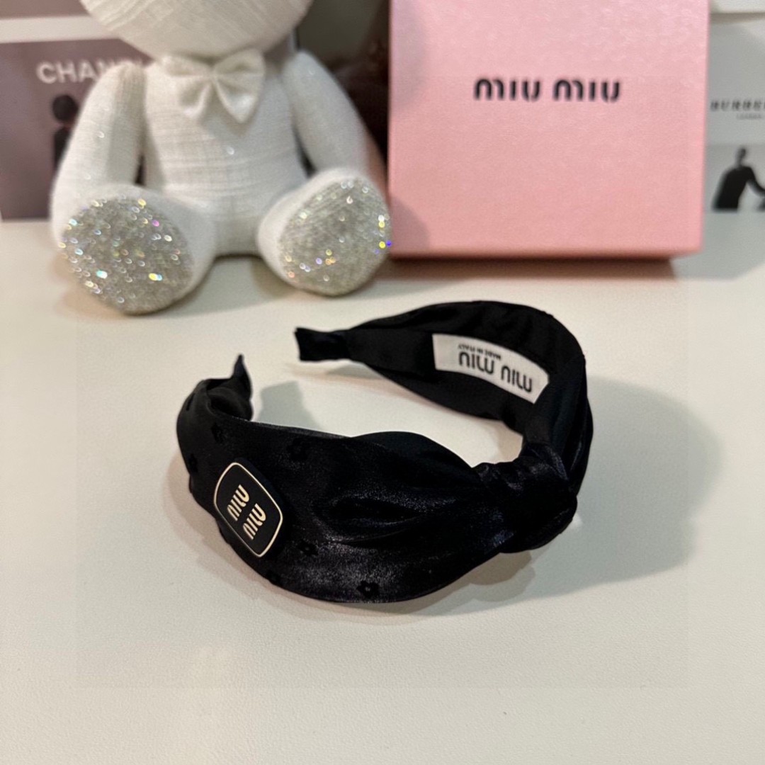  配专柜包装
MiuMiu（缪缪）最新发箍
小仙女快入手
特殊材质 不嘞头
可盐可甜～