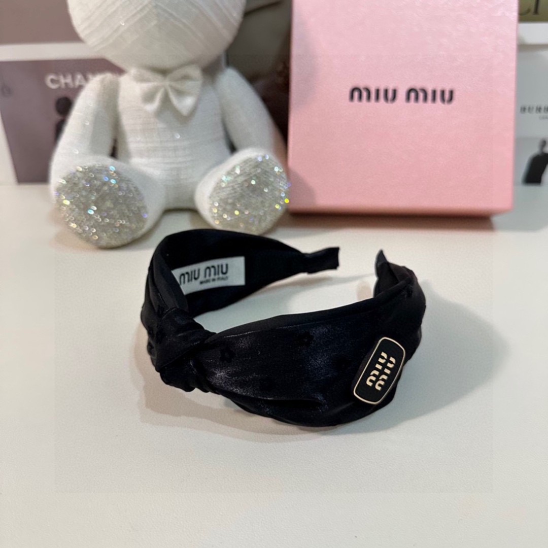  配专柜包装
MiuMiu（缪缪）最新发箍
小仙女快入手
特殊材质 不嘞头
可盐可甜～