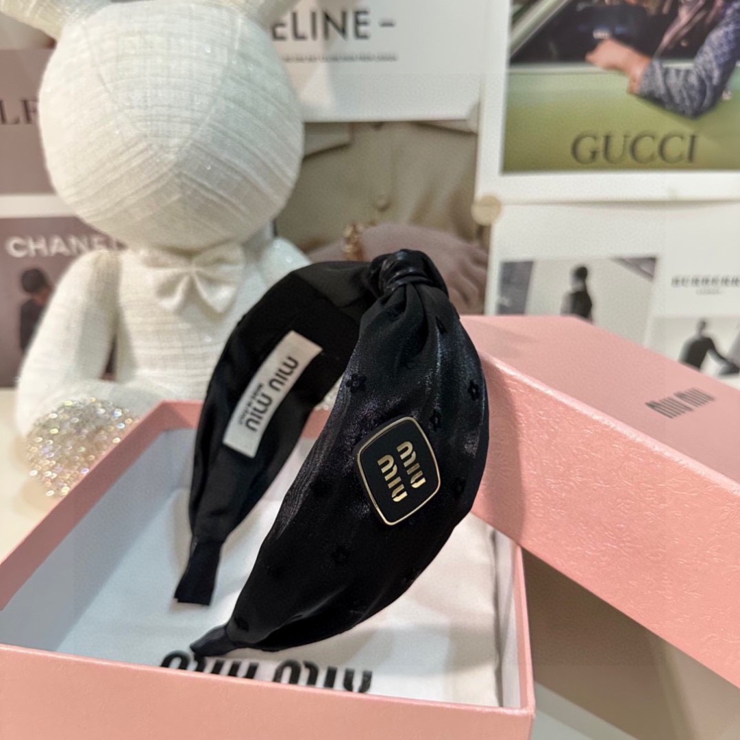  配专柜包装
MiuMiu（缪缪）最新发箍
小仙女快入手
特殊材质 不嘞头
可盐可甜～