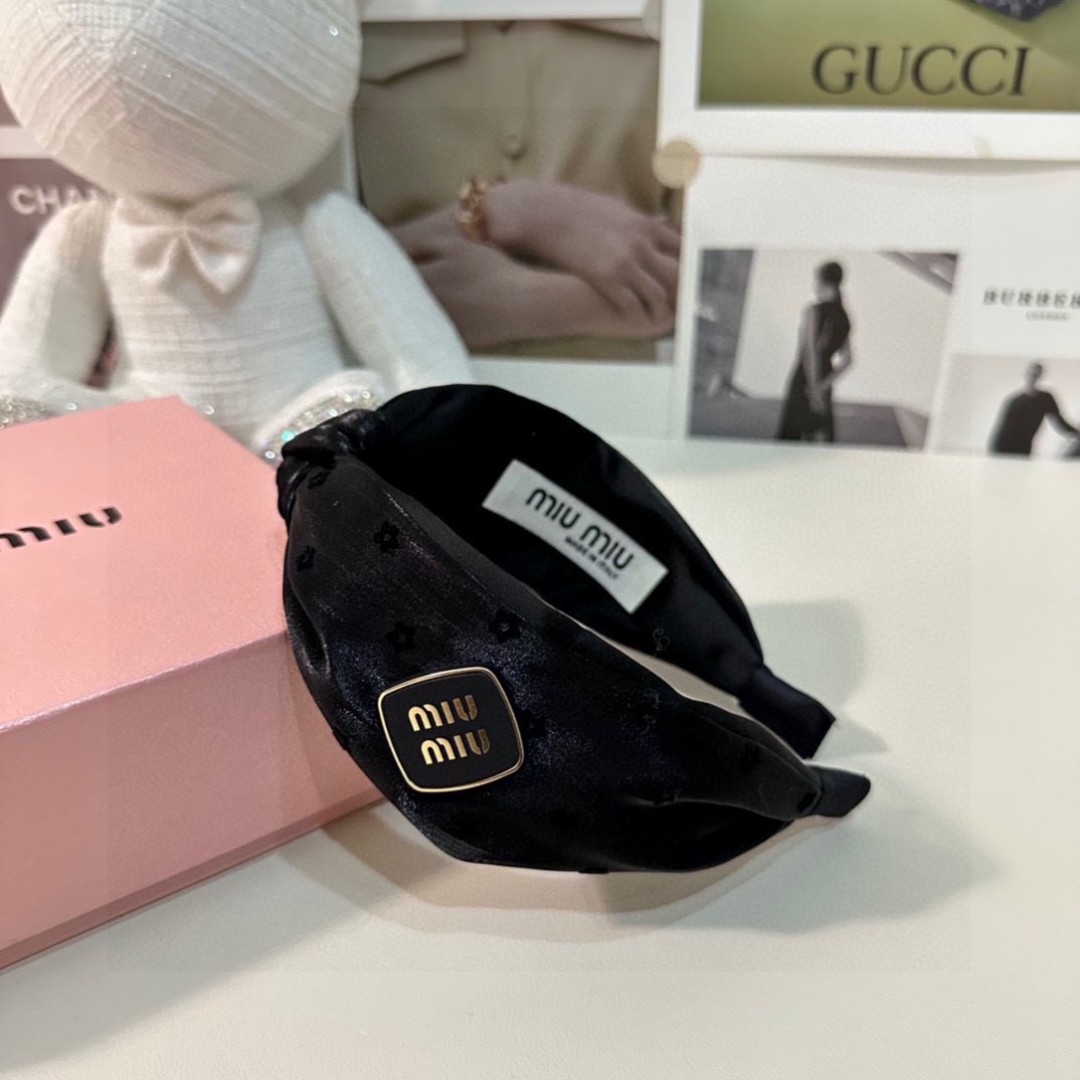  配专柜包装
MiuMiu（缪缪）最新发箍
小仙女快入手
特殊材质 不嘞头
可盐可甜～