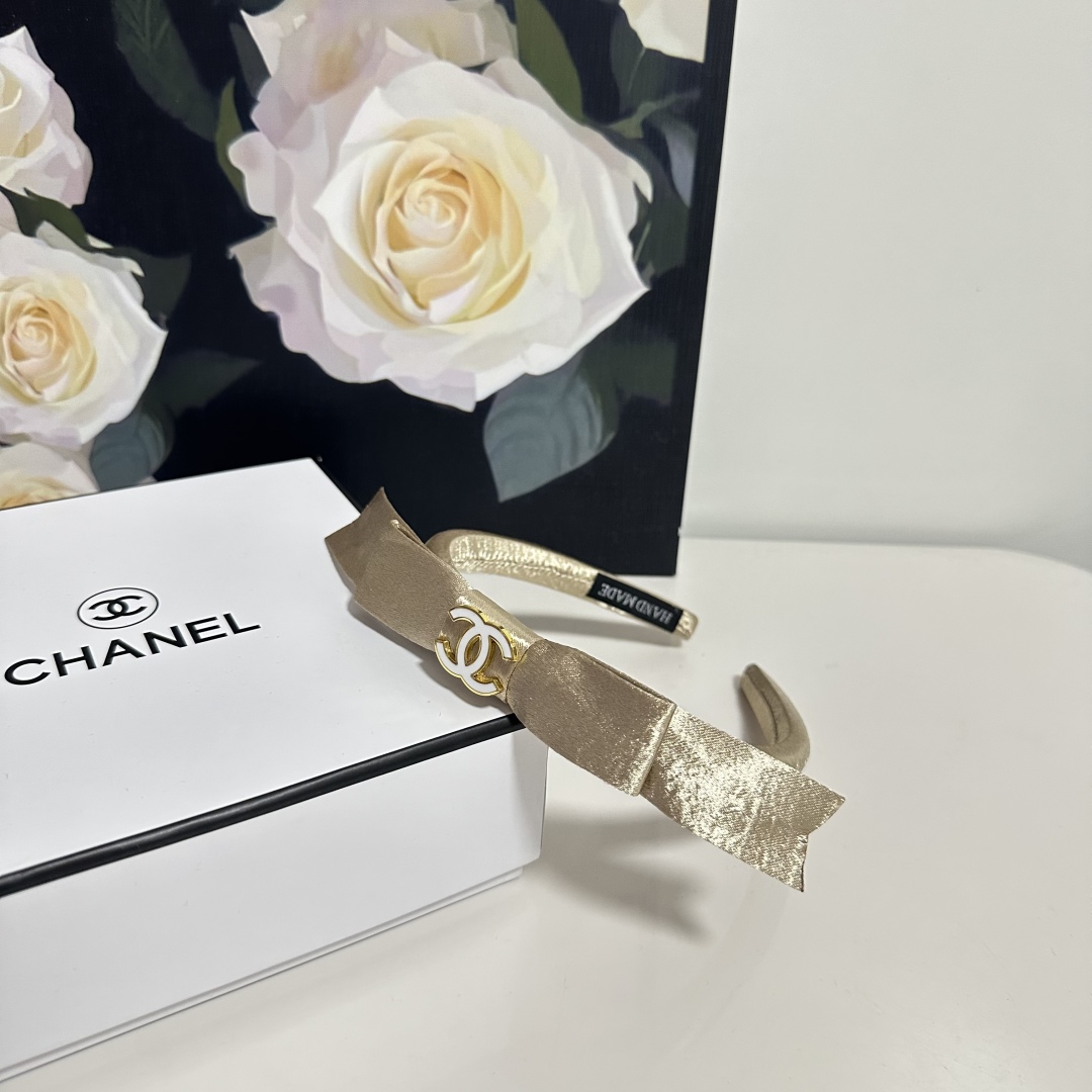  配专柜包装
Chanel（香奈儿）最新发箍
小仙女快入手
特殊材质 不嘞头
可盐可甜～