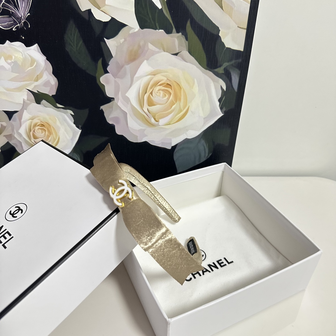  配专柜包装
Chanel（香奈儿）最新发箍
小仙女快入手
特殊材质 不嘞头
可盐可甜～