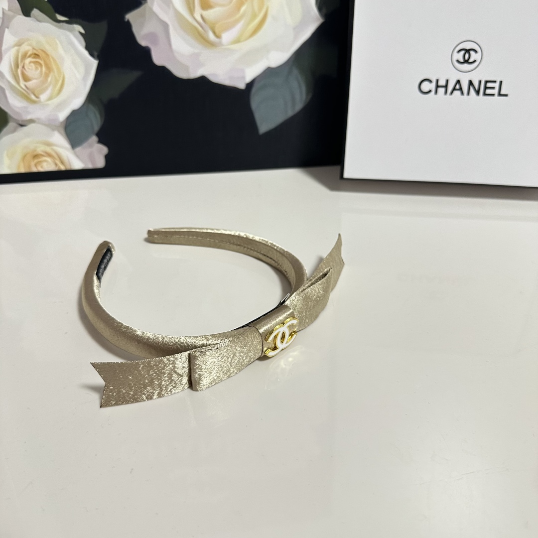  配专柜包装
Chanel（香奈儿）最新发箍
小仙女快入手
特殊材质 不嘞头
可盐可甜～