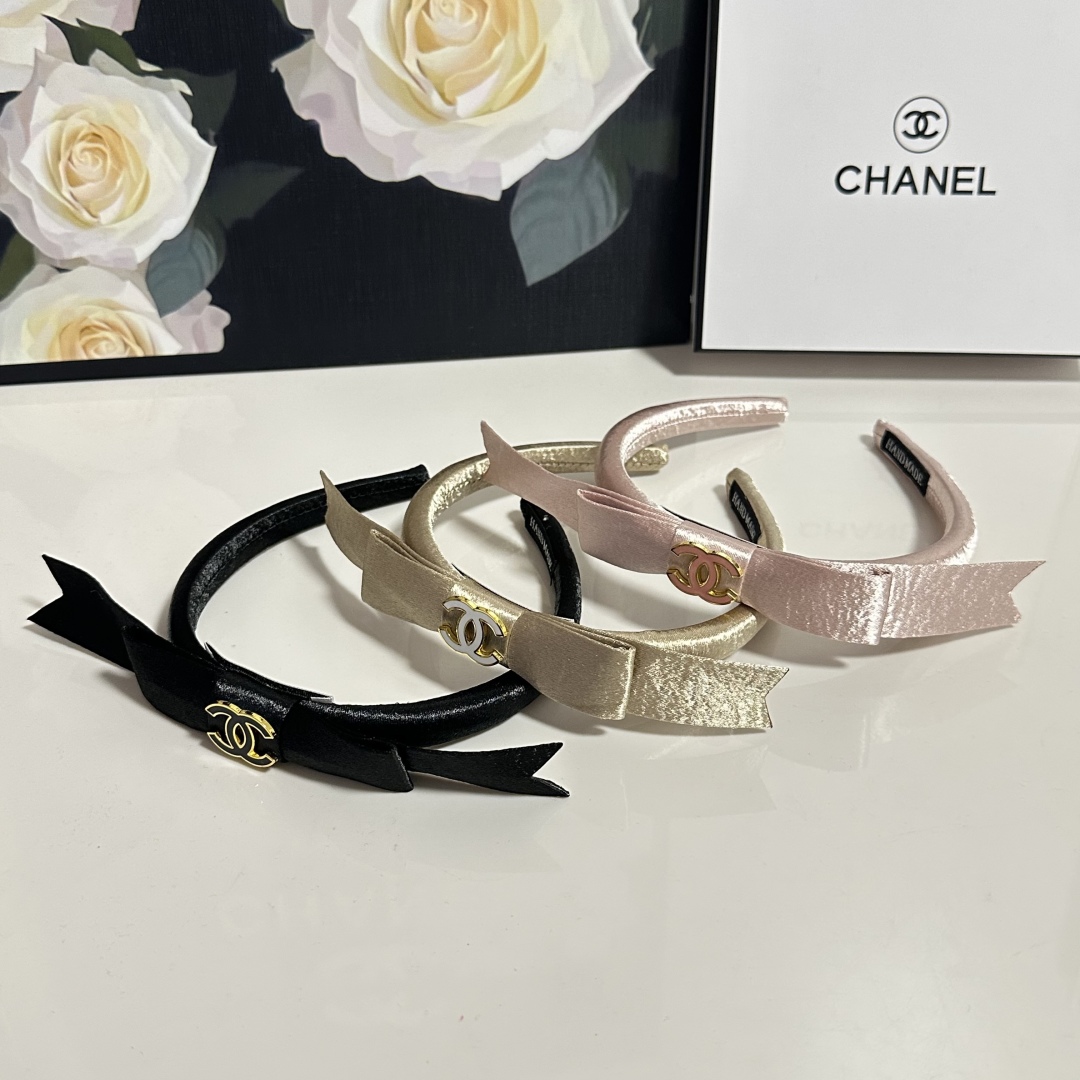  配专柜包装
Chanel（香奈儿）最新发箍
小仙女快入手
特殊材质 不嘞头
可盐可甜～
