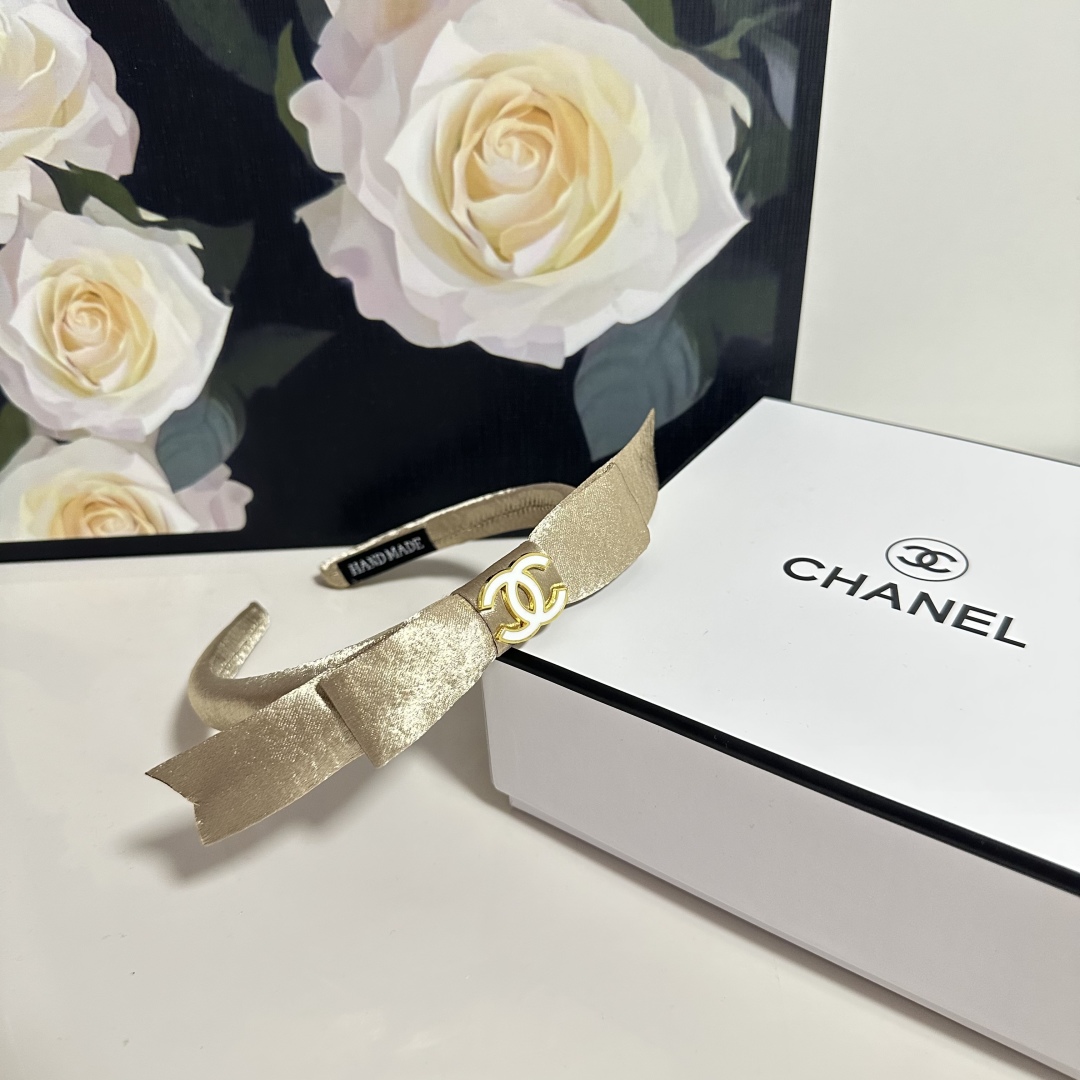  配专柜包装
Chanel（香奈儿）最新发箍
小仙女快入手
特殊材质 不嘞头
可盐可甜～