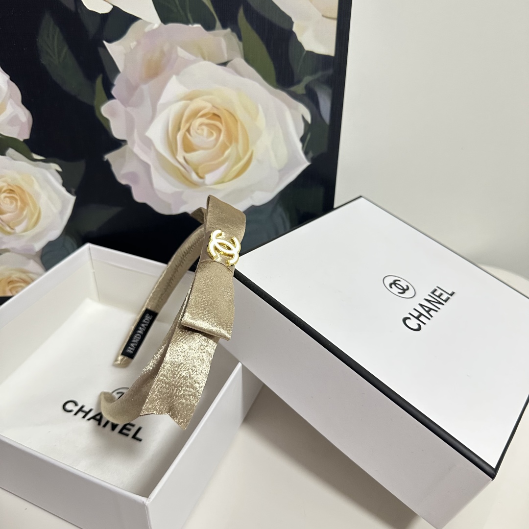  配专柜包装
Chanel（香奈儿）最新发箍
小仙女快入手
特殊材质 不嘞头
可盐可甜～