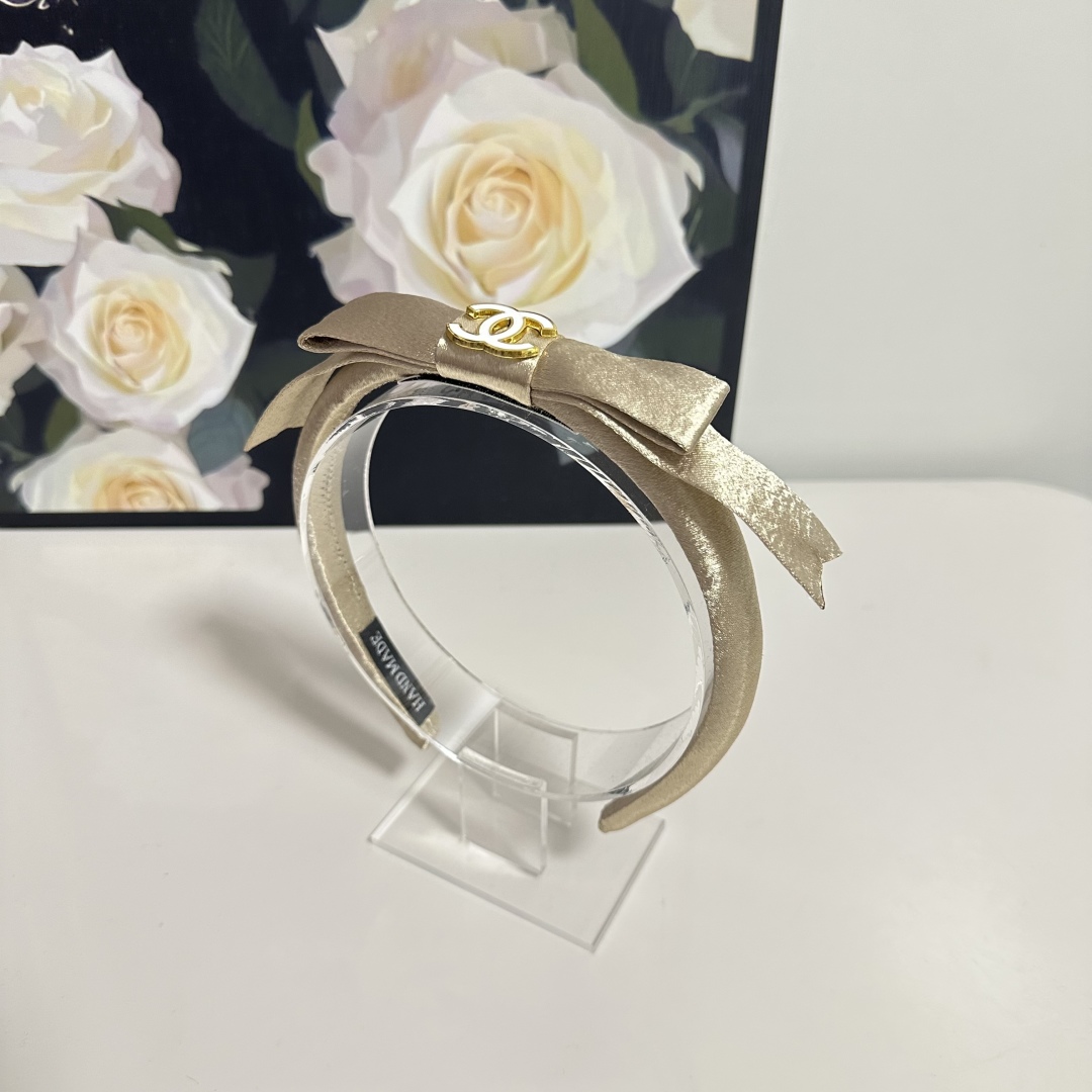  配专柜包装
Chanel（香奈儿）最新发箍
小仙女快入手
特殊材质 不嘞头
可盐可甜～