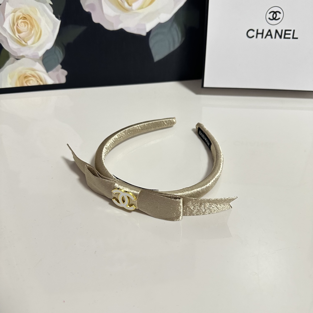  配专柜包装
Chanel（香奈儿）最新发箍
小仙女快入手
特殊材质 不嘞头
可盐可甜～