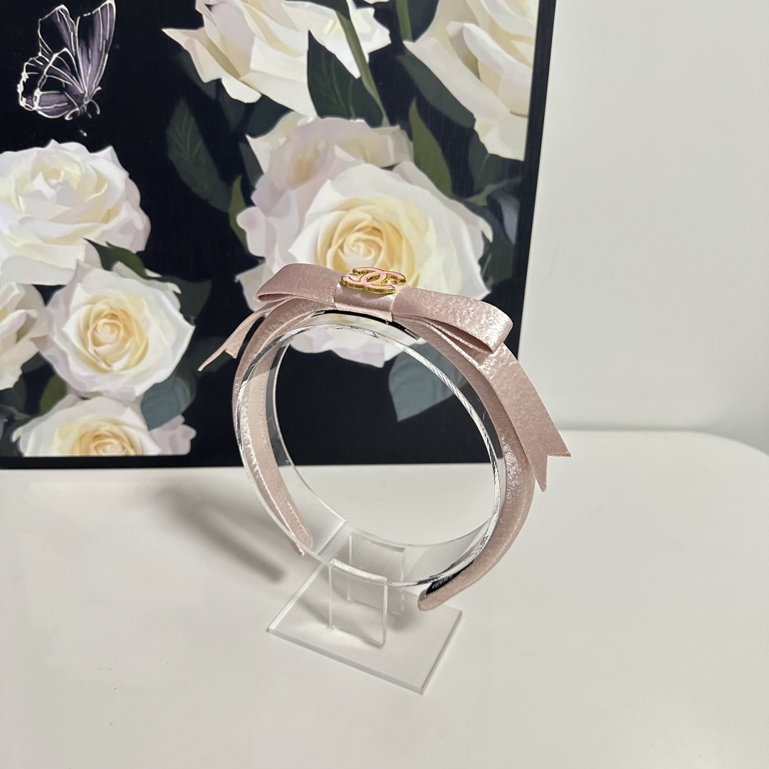  配专柜包装
Chanel（香奈儿）最新发箍
小仙女快入手
特殊材质 不嘞头
可盐可甜～