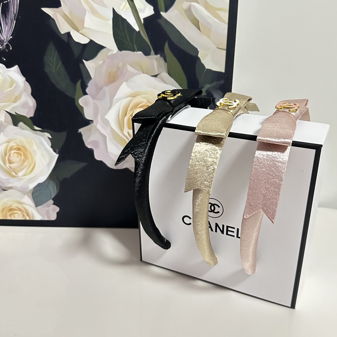 配专柜包装
Chanel（香奈儿）最新发箍
小仙女快入手
特殊材质 不嘞头
可盐可甜～