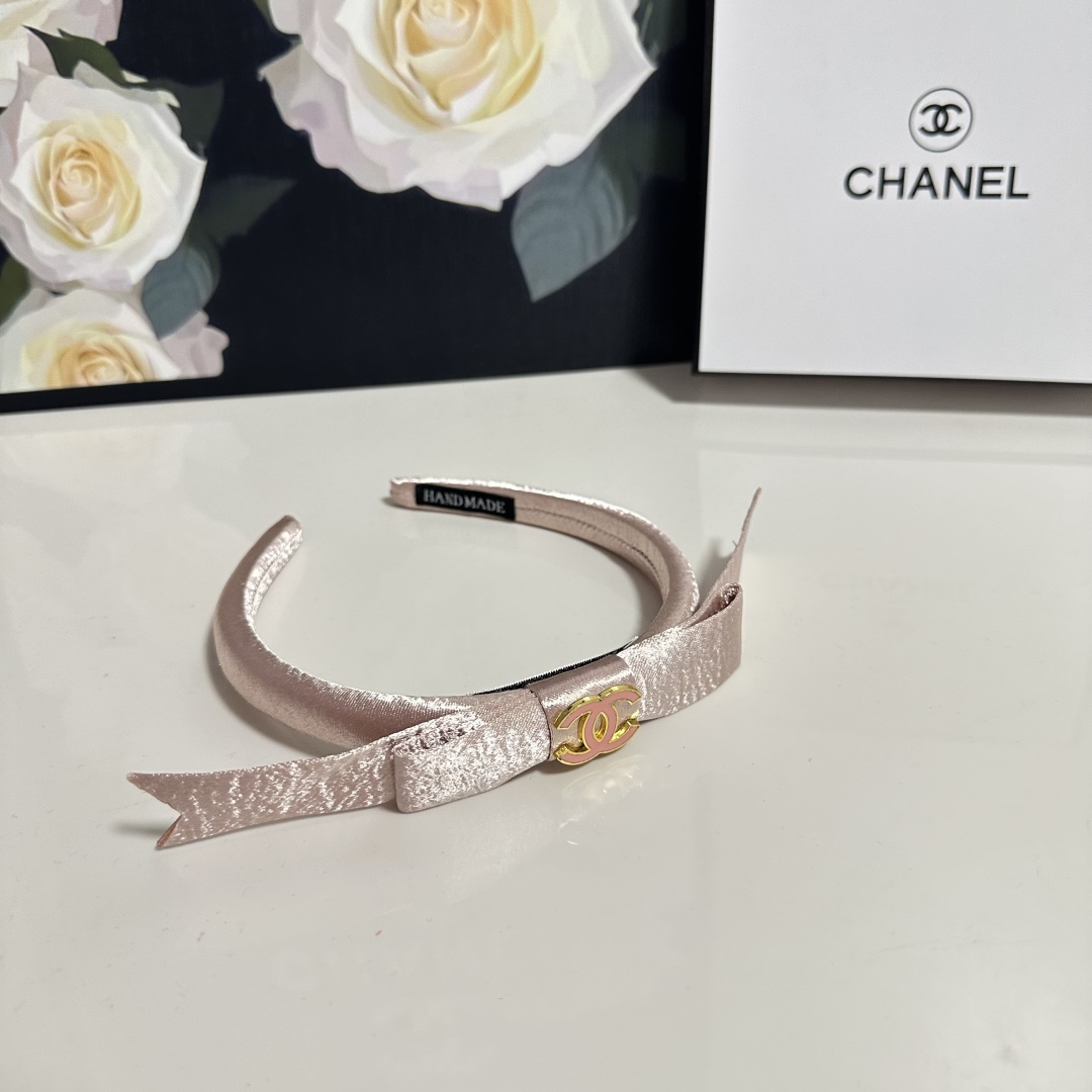  配专柜包装
Chanel（香奈儿）最新发箍
小仙女快入手
特殊材质 不嘞头
可盐可甜～