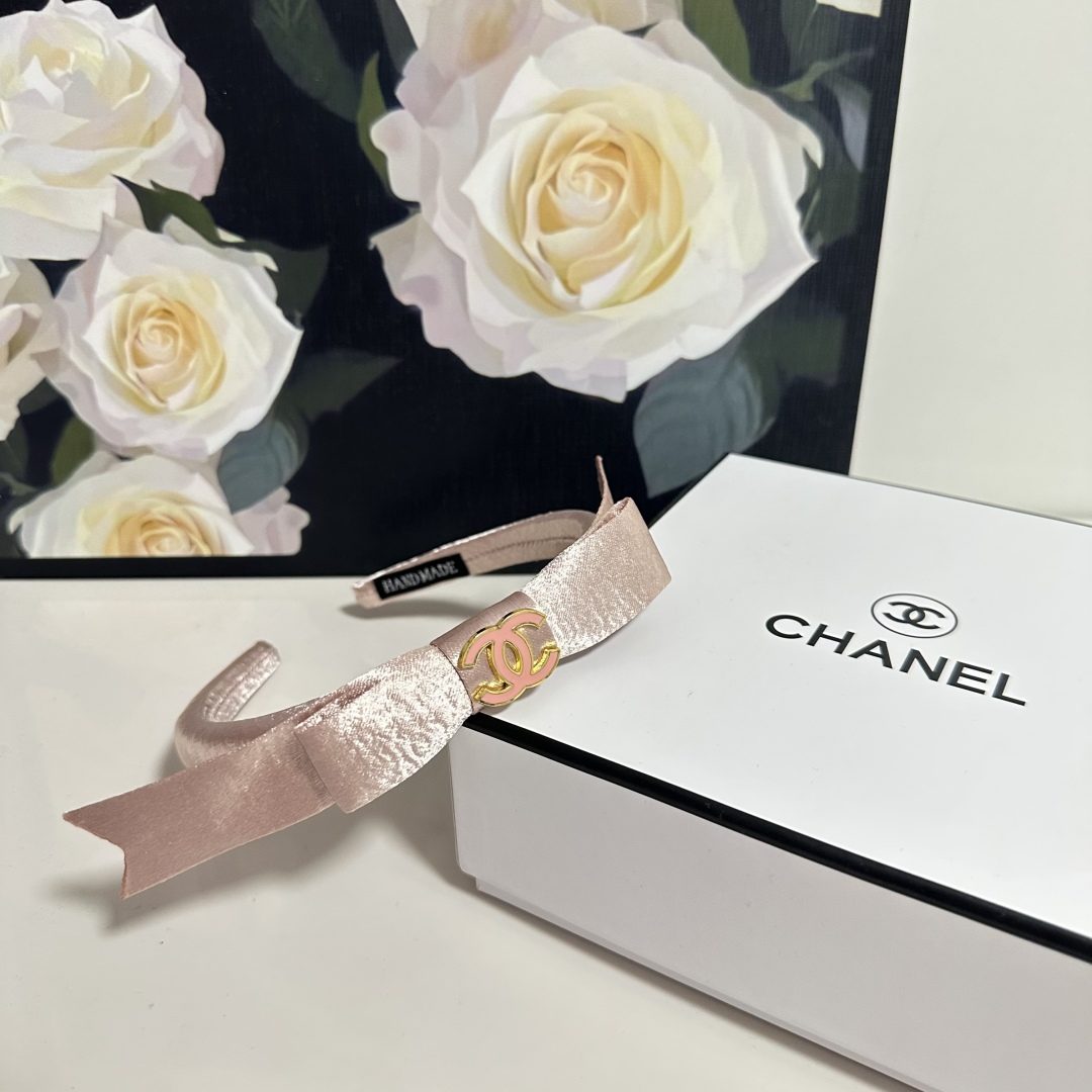  配专柜包装
Chanel（香奈儿）最新发箍
小仙女快入手
特殊材质 不嘞头
可盐可甜～