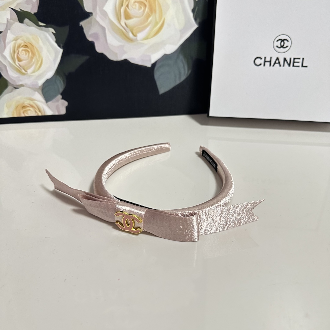  配专柜包装
Chanel（香奈儿）最新发箍
小仙女快入手
特殊材质 不嘞头
可盐可甜～