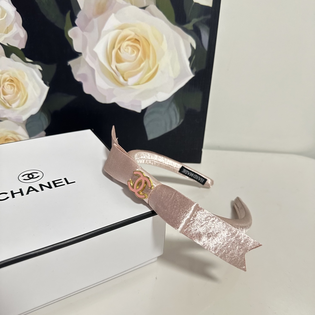  配专柜包装
Chanel（香奈儿）最新发箍
小仙女快入手
特殊材质 不嘞头
可盐可甜～