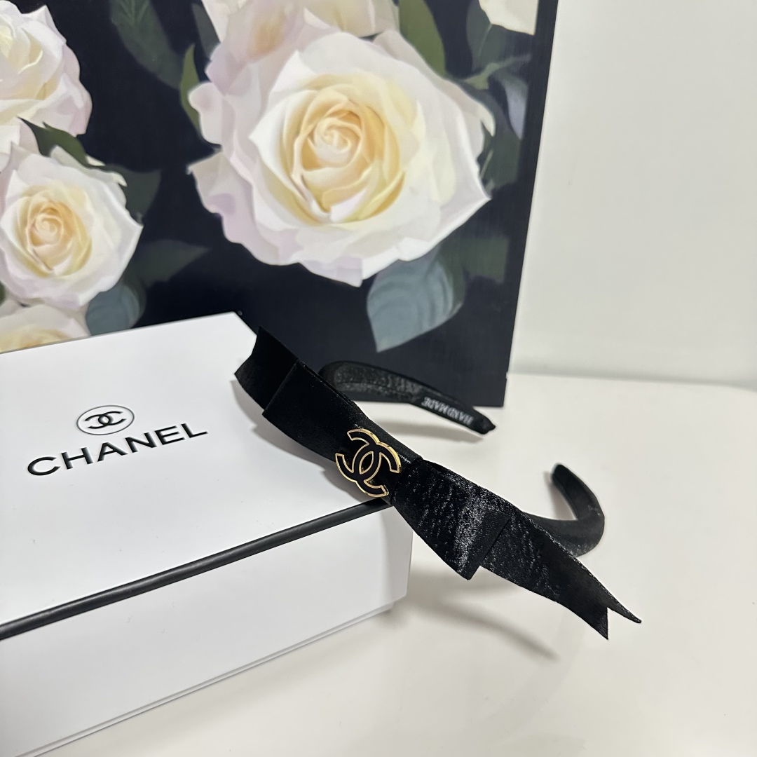  配专柜包装
Chanel（香奈儿）最新发箍
小仙女快入手
特殊材质 不嘞头
可盐可甜～
