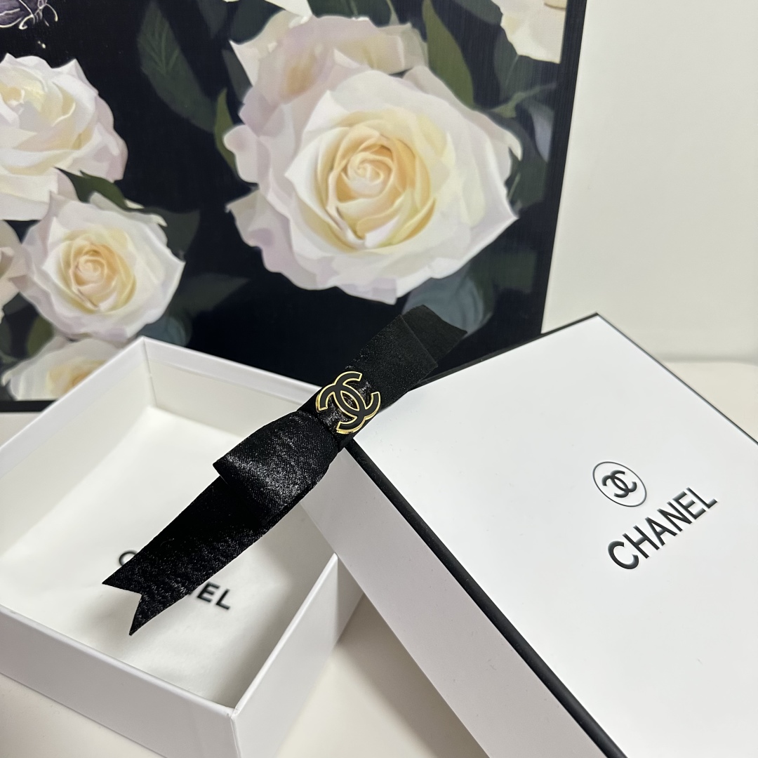  配专柜包装
Chanel（香奈儿）最新发箍
小仙女快入手
特殊材质 不嘞头
可盐可甜～