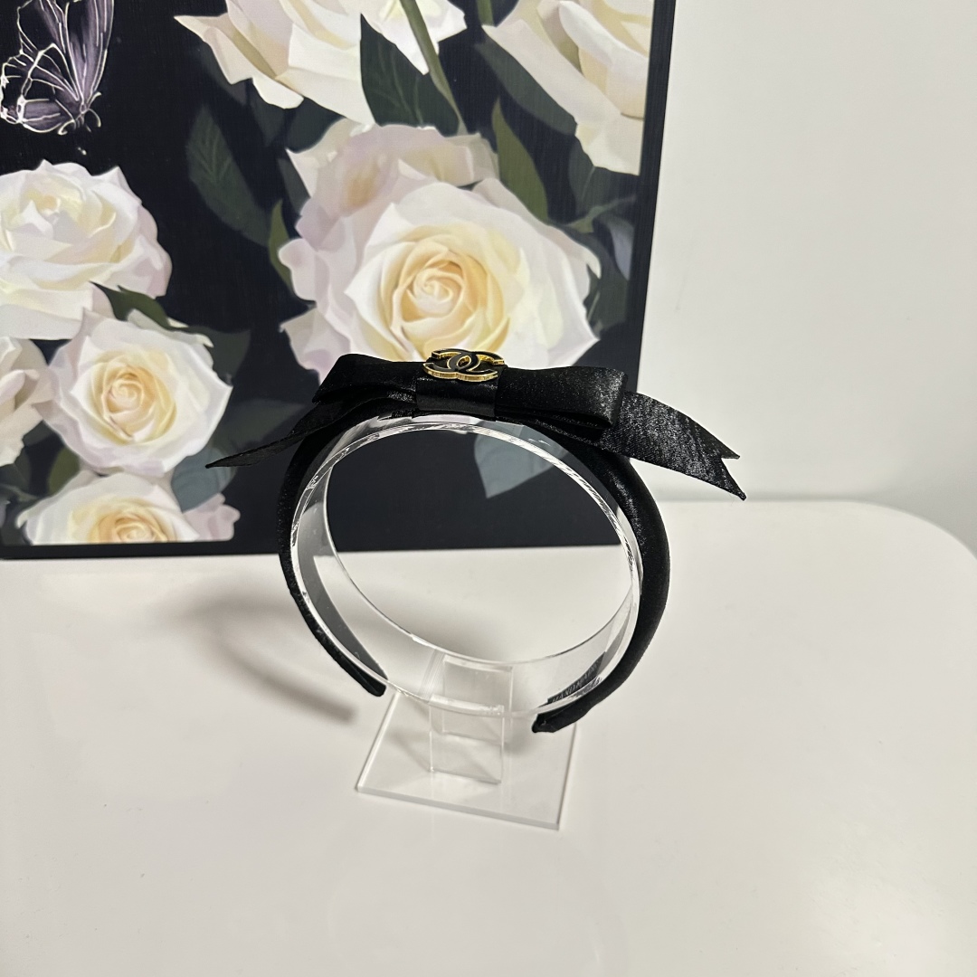  配专柜包装
Chanel（香奈儿）最新发箍
小仙女快入手
特殊材质 不嘞头
可盐可甜～