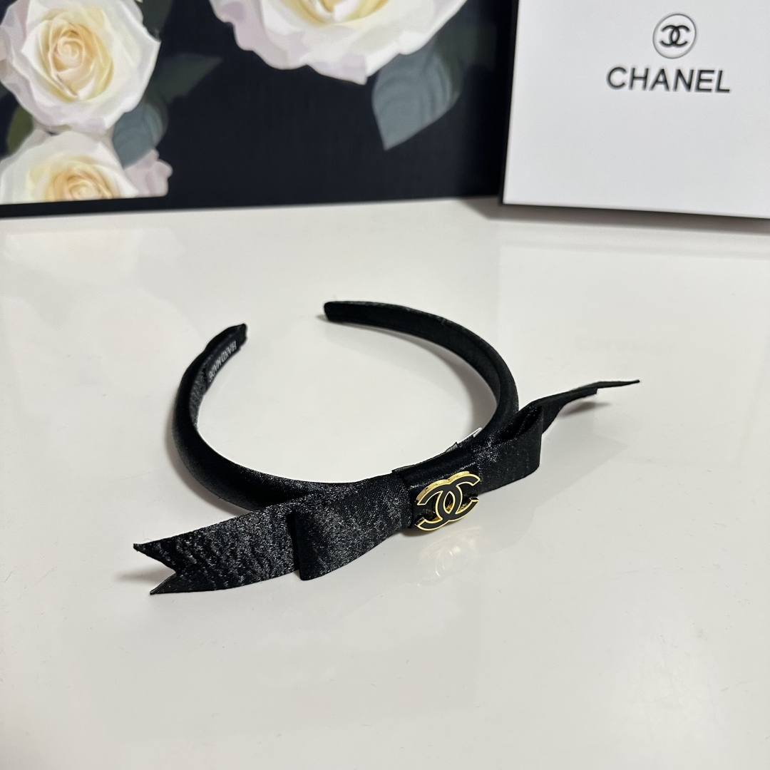  配专柜包装
Chanel（香奈儿）最新发箍
小仙女快入手
特殊材质 不嘞头
可盐可甜～
