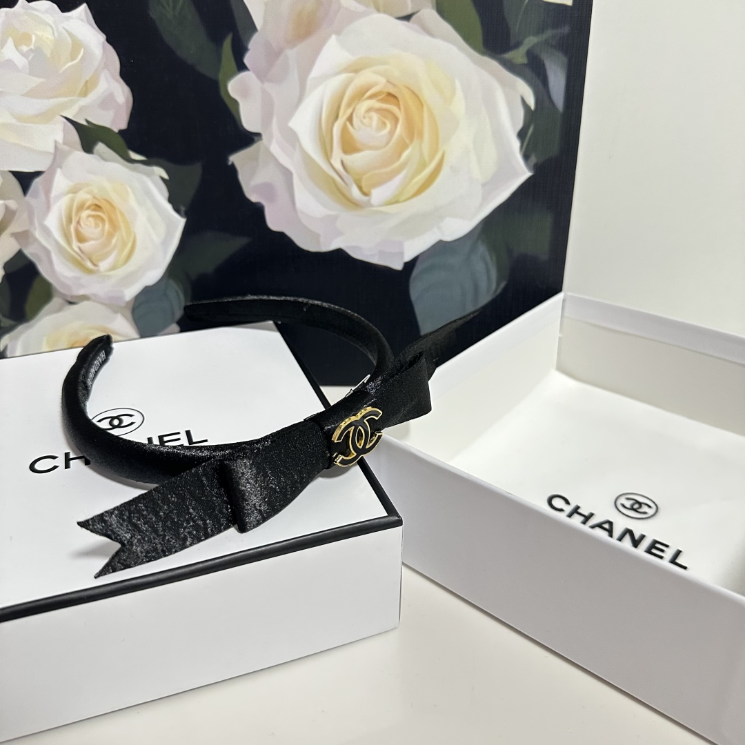  配专柜包装
Chanel（香奈儿）最新发箍
小仙女快入手
特殊材质 不嘞头
可盐可甜～