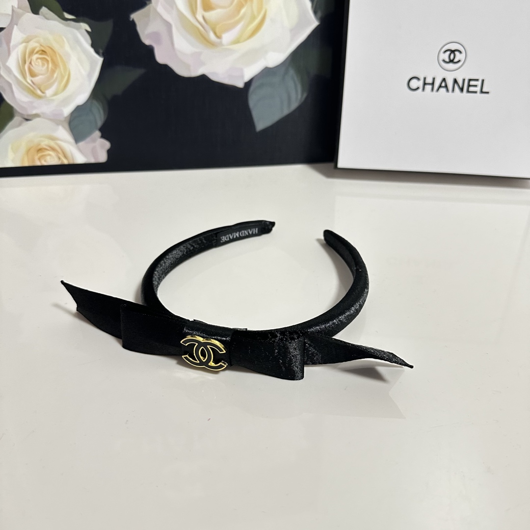  配专柜包装
Chanel（香奈儿）最新发箍
小仙女快入手
特殊材质 不嘞头
可盐可甜～