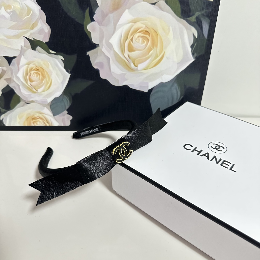  配专柜包装
Chanel（香奈儿）最新发箍
小仙女快入手
特殊材质 不嘞头
可盐可甜～