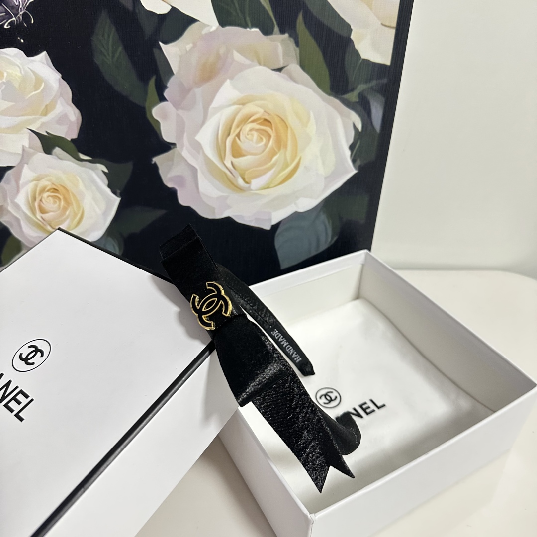  配专柜包装
Chanel（香奈儿）最新发箍
小仙女快入手
特殊材质 不嘞头
可盐可甜～