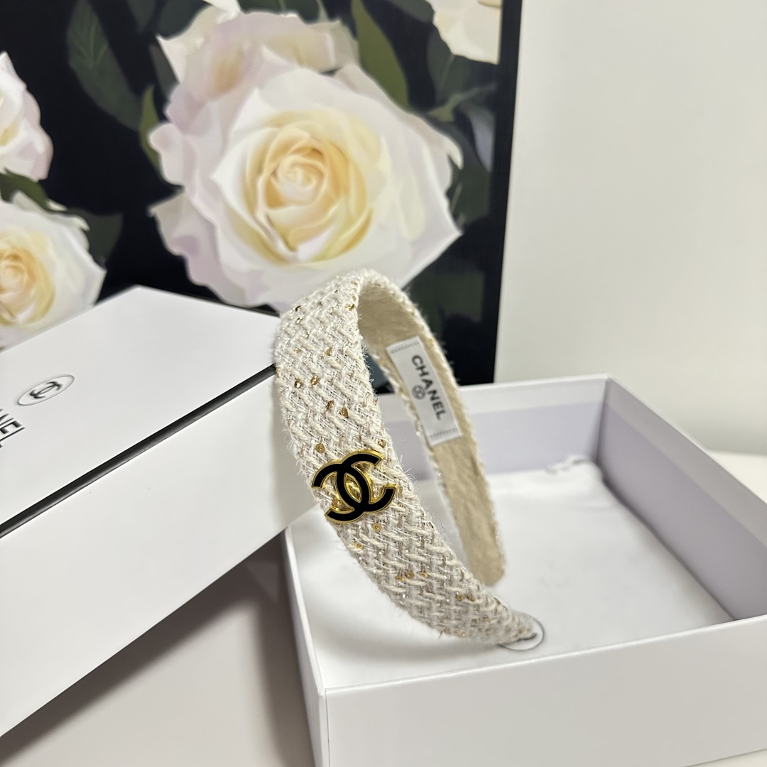  配专柜包装
Chanel（香奈儿）最新发箍
小仙女快入手
特殊材质 不嘞头
可盐可甜～