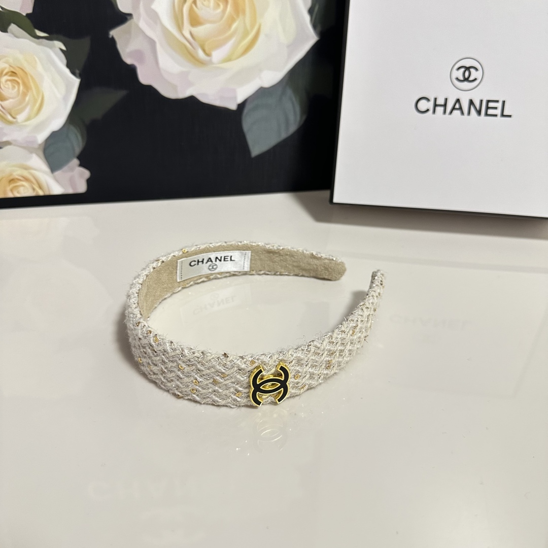  配专柜包装
Chanel（香奈儿）最新发箍
小仙女快入手
特殊材质 不嘞头
可盐可甜～
