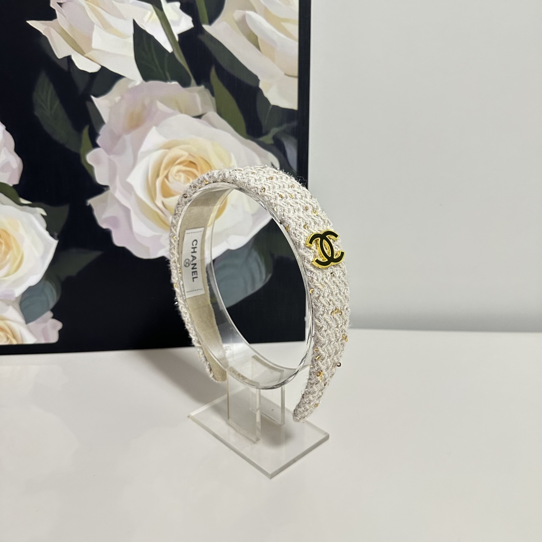  配专柜包装
Chanel（香奈儿）最新发箍
小仙女快入手
特殊材质 不嘞头
可盐可甜～