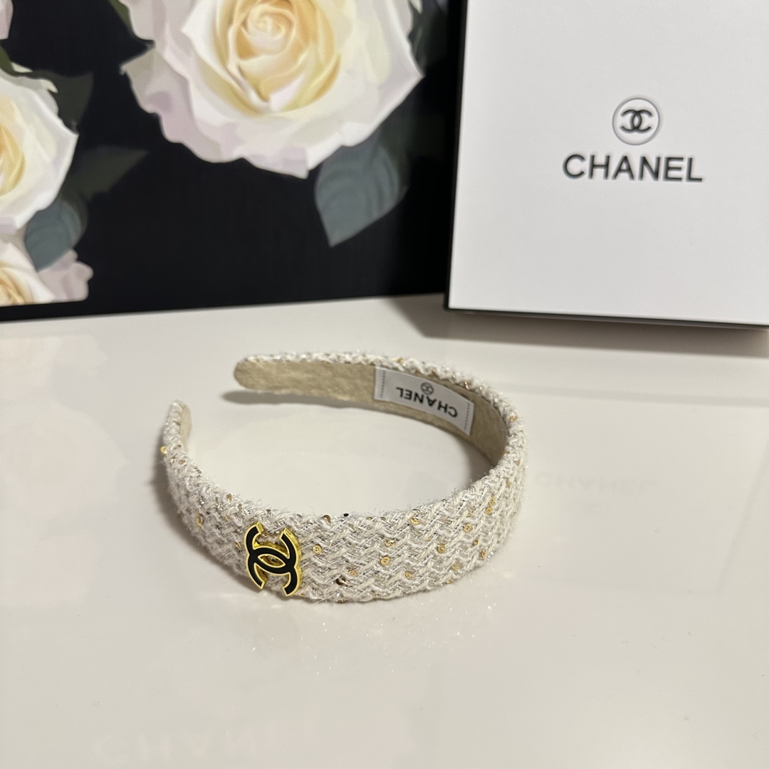  配专柜包装
Chanel（香奈儿）最新发箍
小仙女快入手
特殊材质 不嘞头
可盐可甜～