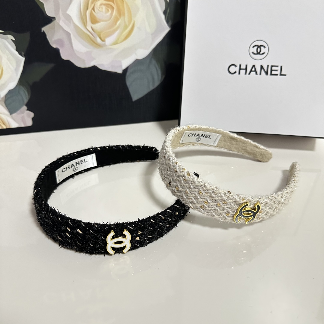  配专柜包装
Chanel（香奈儿）最新发箍
小仙女快入手
特殊材质 不嘞头
可盐可甜～
