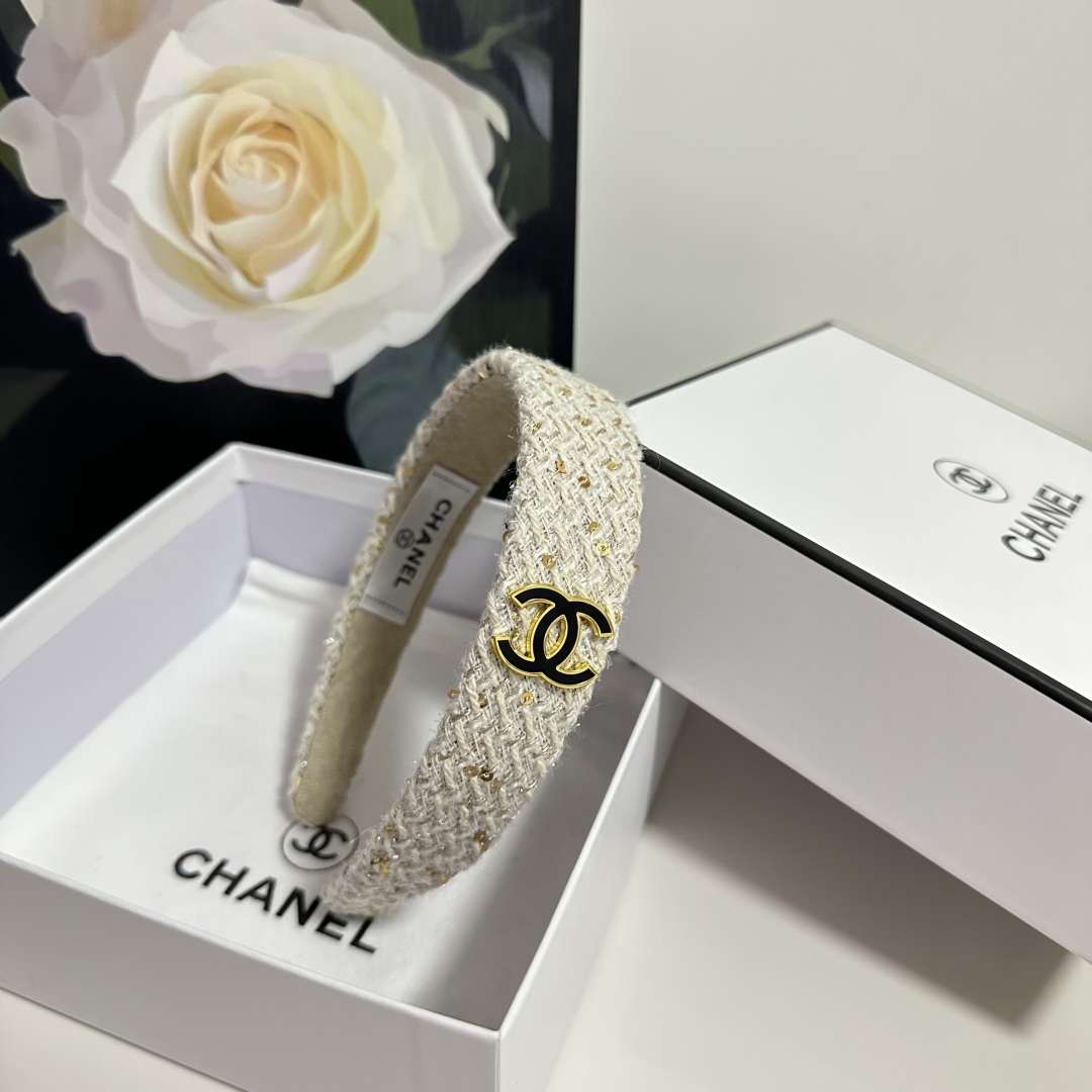  配专柜包装
Chanel（香奈儿）最新发箍
小仙女快入手
特殊材质 不嘞头
可盐可甜～