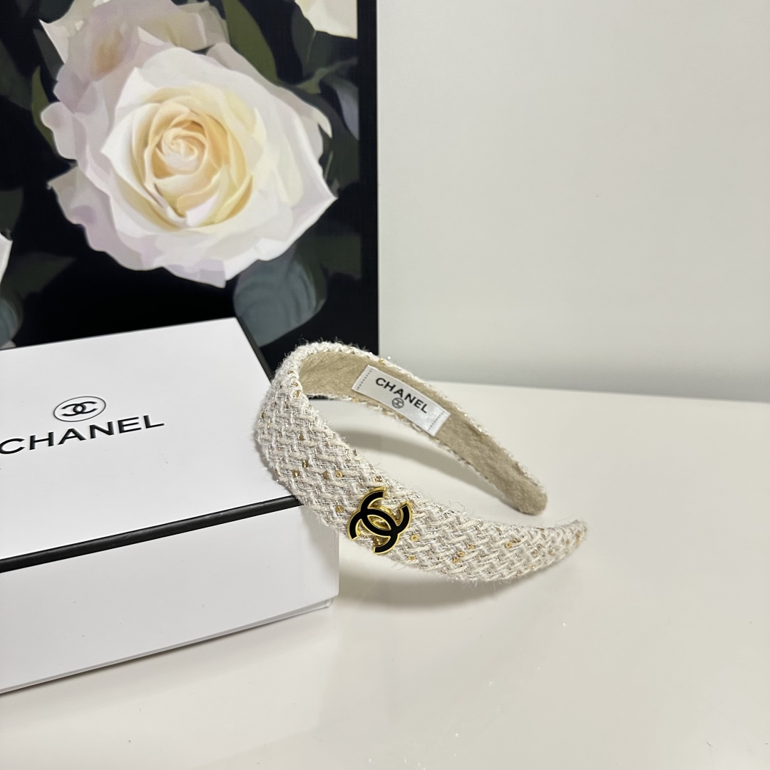  配专柜包装
Chanel（香奈儿）最新发箍
小仙女快入手
特殊材质 不嘞头
可盐可甜～